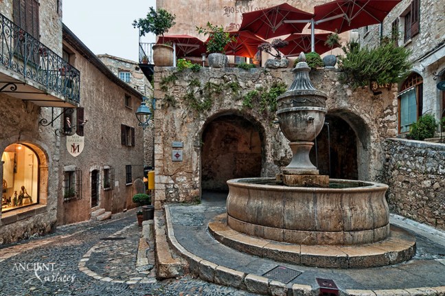 la-place-de-la-grande-fontaine-saint-paul-de-vence